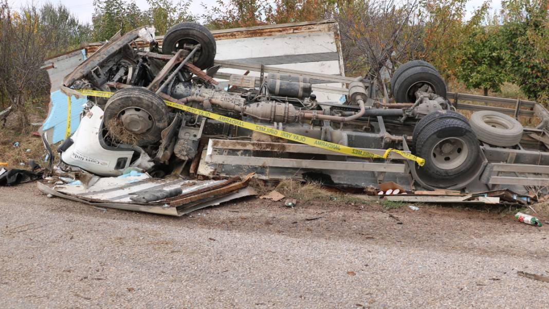Kamyon betona girdi... Afyonkarahisar'da feci kaza: Ölü ve yaralı var 5